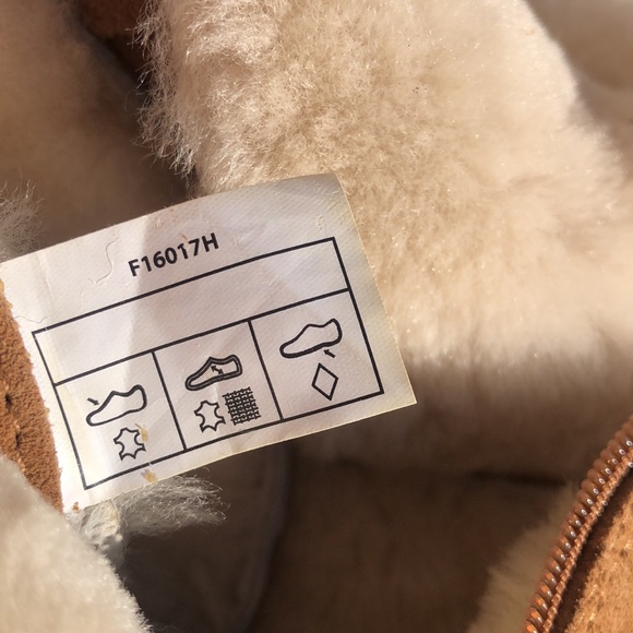 UGG KOOLABURRA Chestnut Short Mocasin Zip Boot 9 EUC - Picture 12 of 16